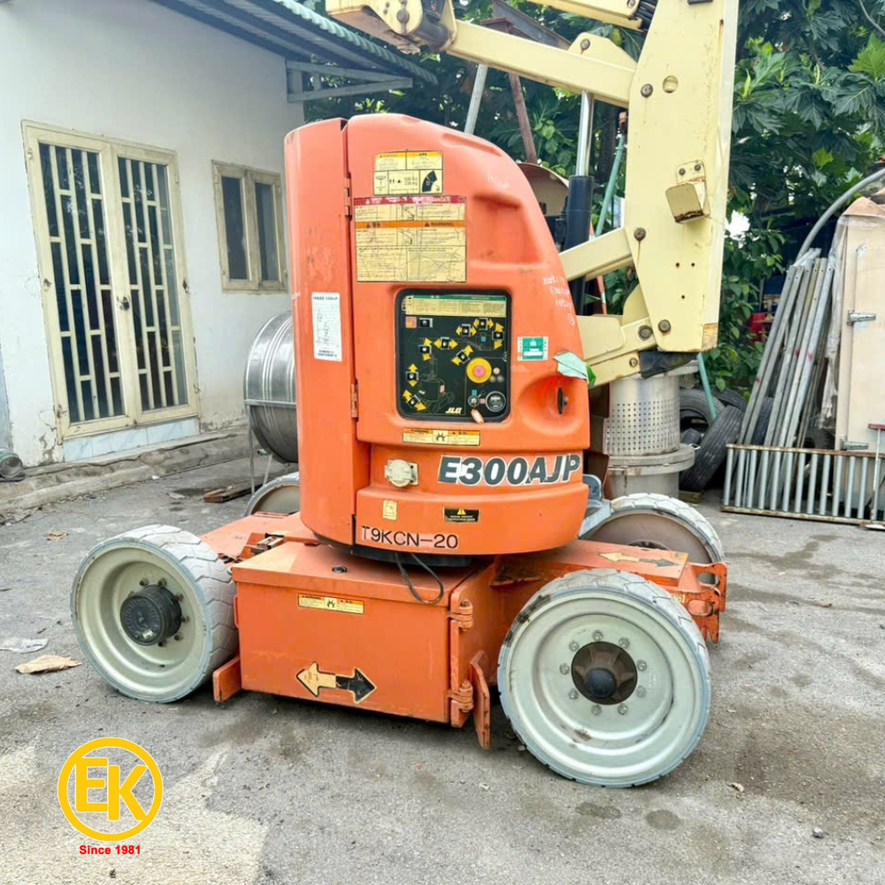 JLG E300AJP (2)